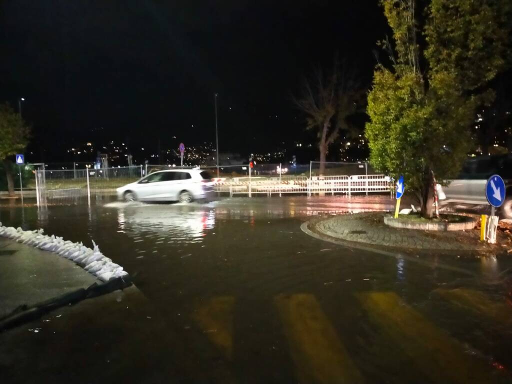 Como, esondazione lago: una settiana tra paratie mobili, allagamenti, detriti e disagi al traffico