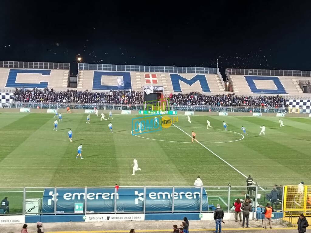 como lecco sinigaglia stadio squadre in campo saluto a fine gara tifosi curva