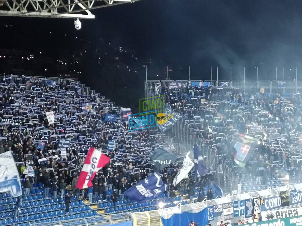 como lecco sinigaglia stadio squadre in campo saluto a fine gara tifosi curva