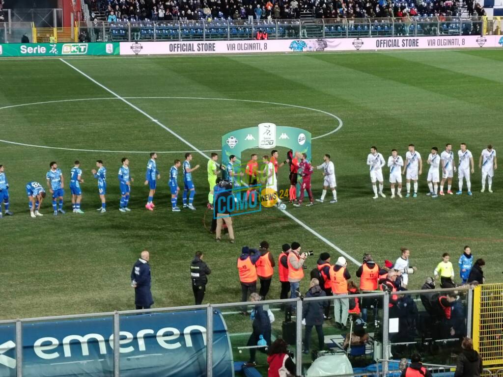 como lecco sinigaglia stadio squadre in campo saluto a fine gara tifosi curva