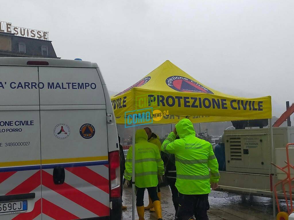 Como, tanti mezzi della Protezione civile in piazza Cavour per l'emergenza maltempo