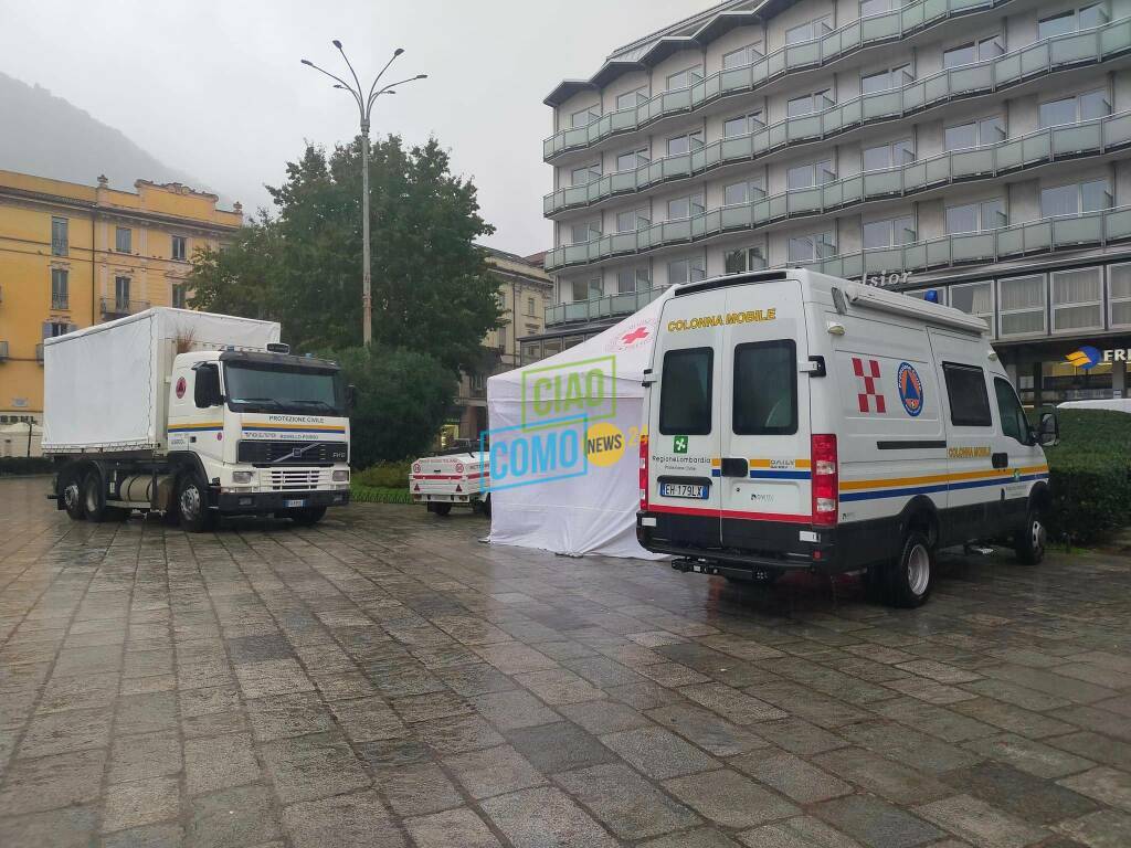 Como, tanti mezzi della Protezione civile in piazza Cavour per l'emergenza maltempo