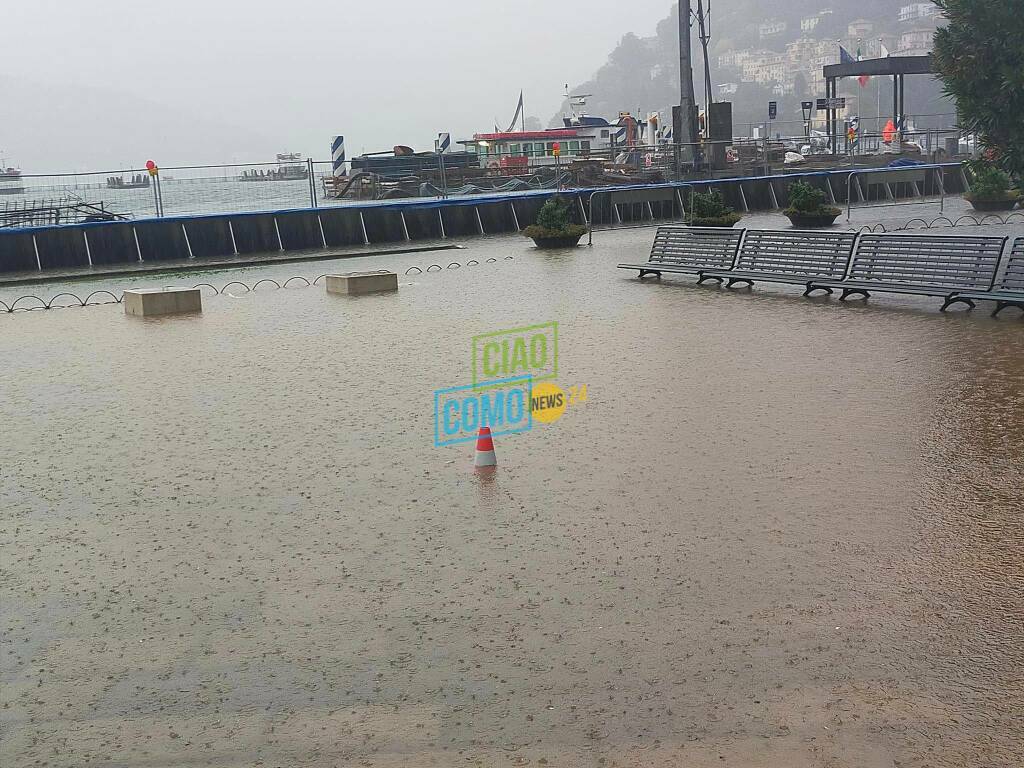 Como, tanti mezzi della Protezione civile in piazza Cavour per l'emergenza maltempo