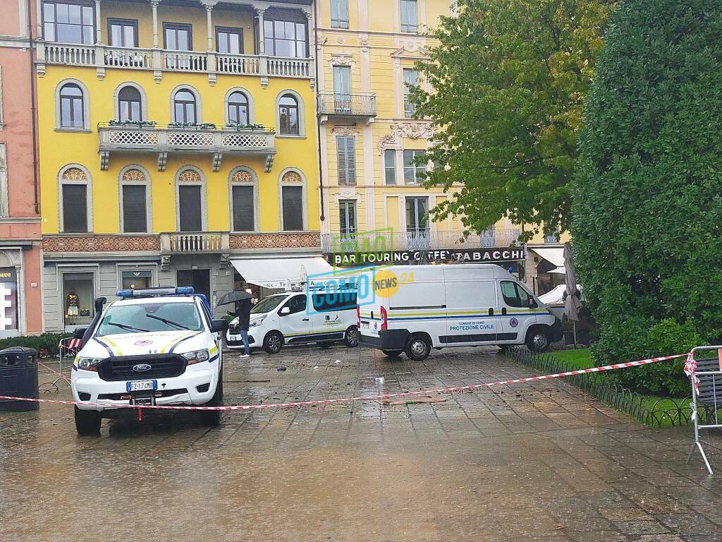 Como, tanti mezzi della Protezione civile in piazza Cavour per l'emergenza maltempo