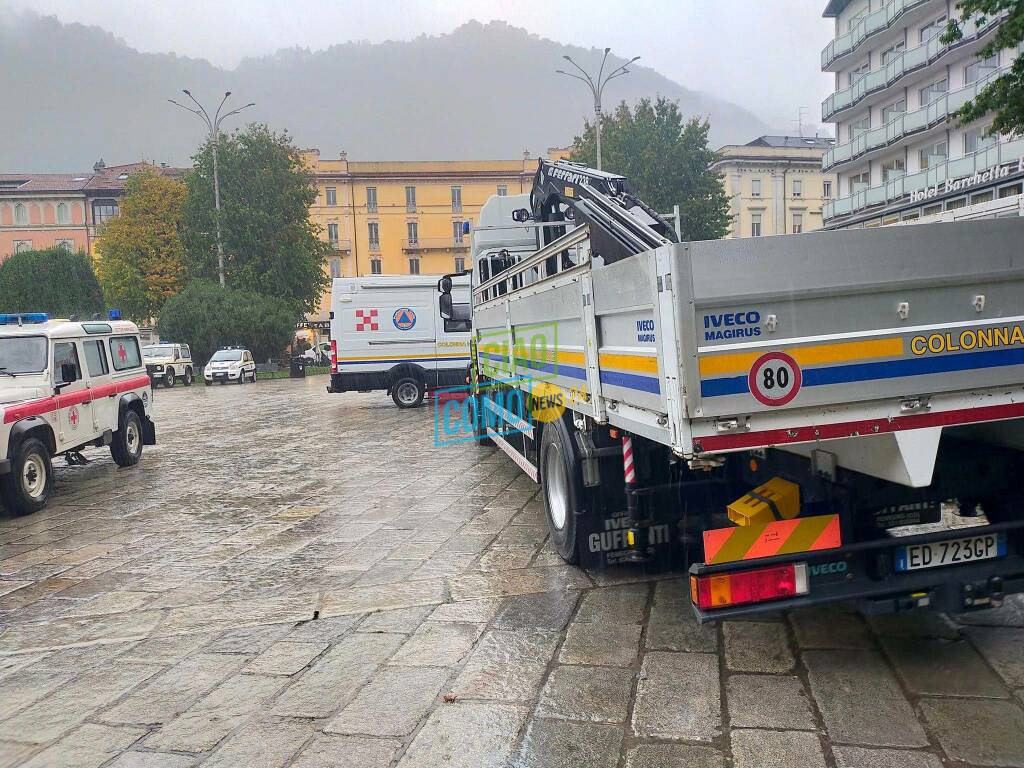 Como, tanti mezzi della Protezione civile in piazza Cavour per l'emergenza maltempo