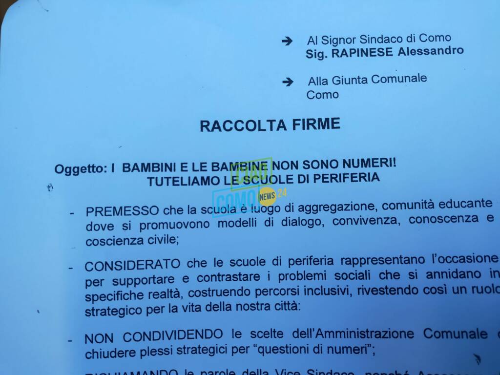 consegna firme in comune a como da parte di vittorio mottola per scuole di ponte chiasso e sagnino