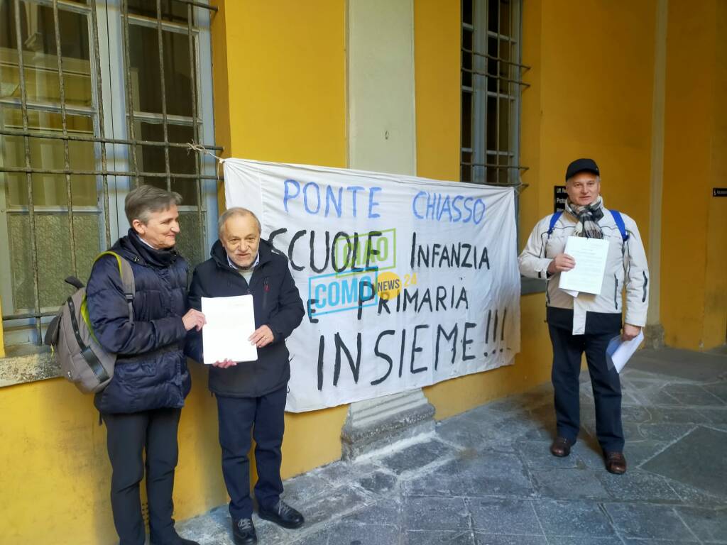 consegna firme in comune a como da parte di vittorio mottola per scuole di ponte chiasso e sagnino