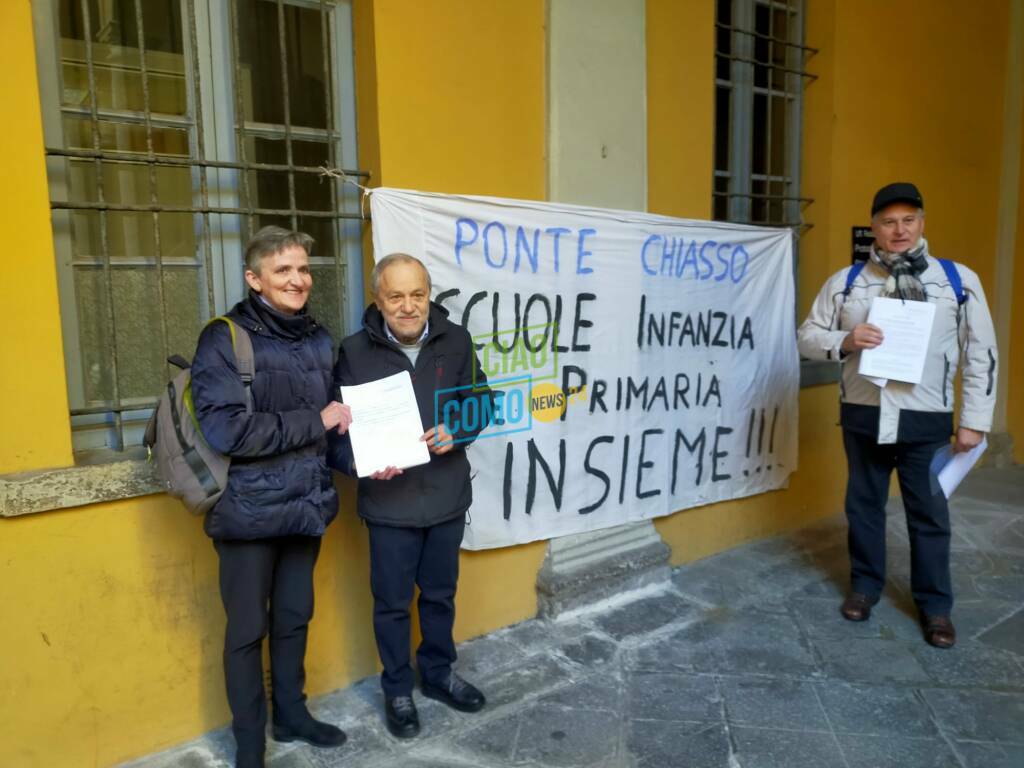 consegna firme in comune a como da parte di vittorio mottola per scuole di ponte chiasso e sagnino