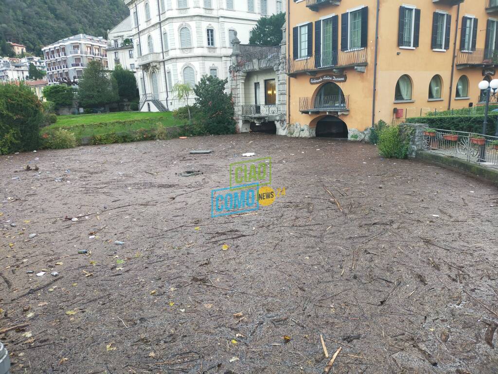 esondazione del lago in piazza detriti da tutte le parti lago sporco detriti