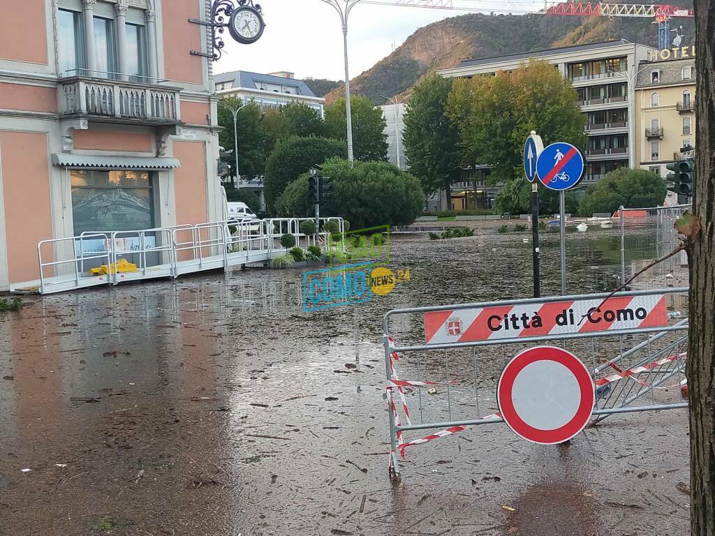 esondazione del lago in piazza detriti da tutte le parti lago sporco detriti