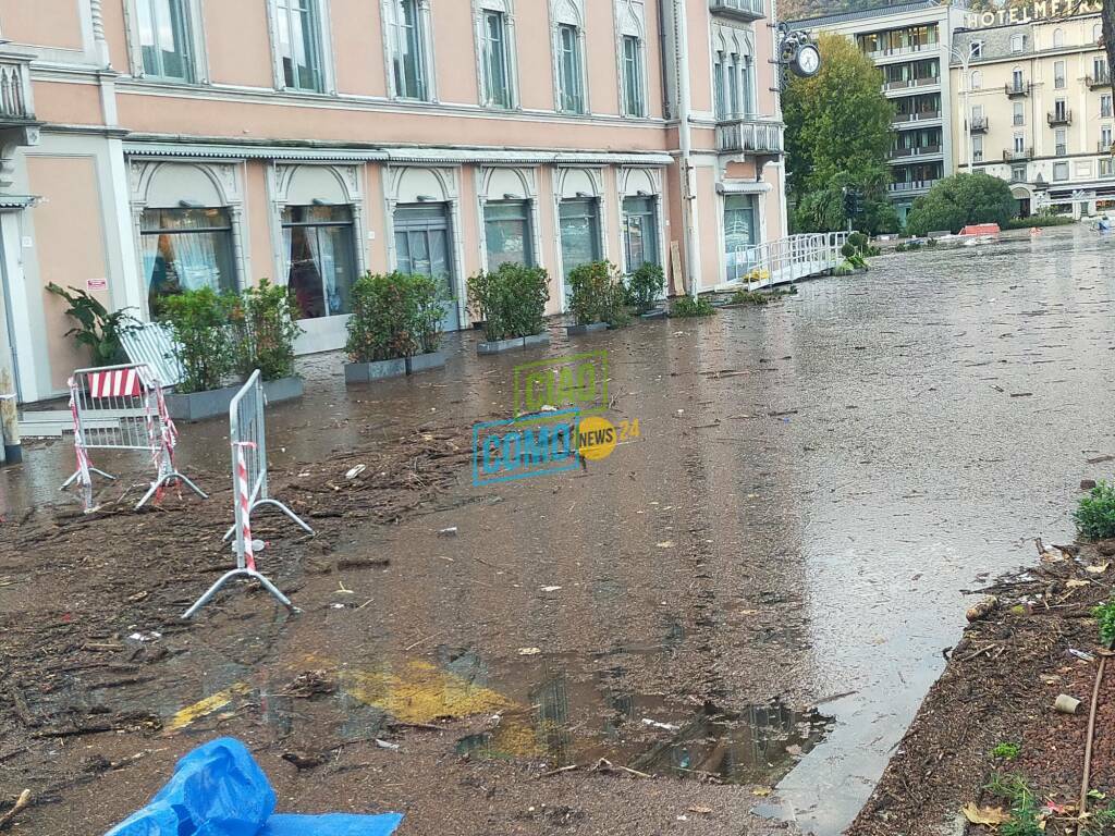 esondazione del lago in piazza detriti da tutte le parti lago sporco detriti