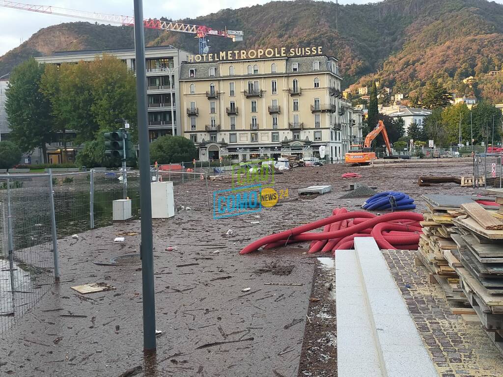 esondazione del lago in piazza detriti da tutte le parti lago sporco detriti