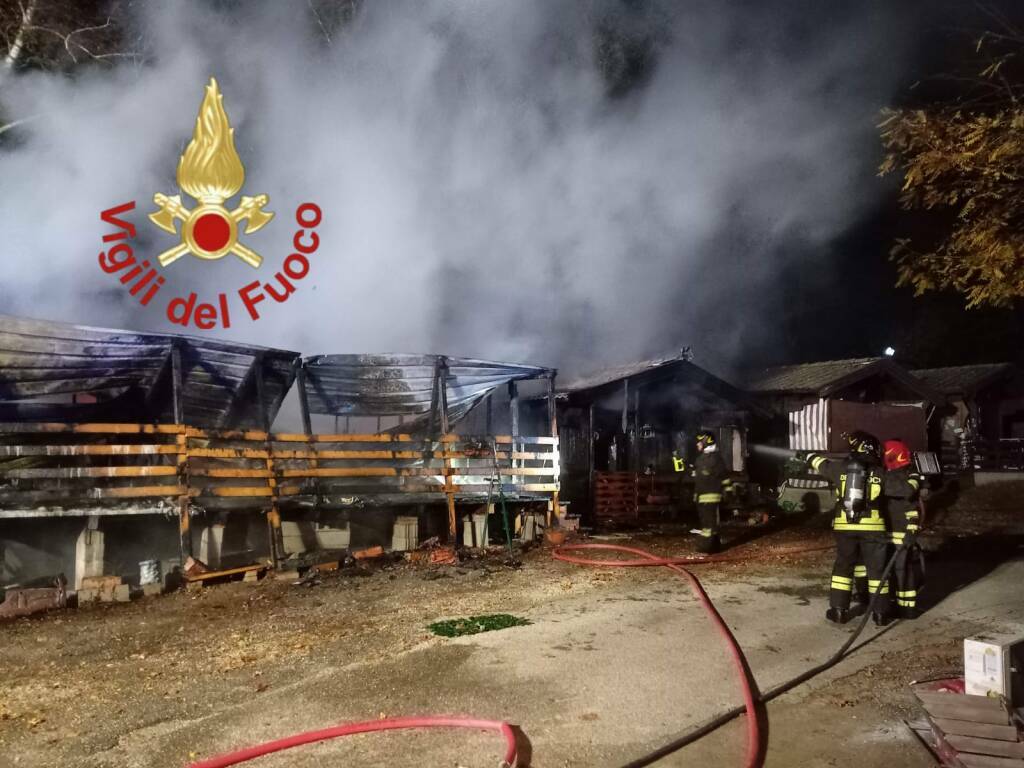 incendio bulgalow lazzago intervento notte vigili del fuoco