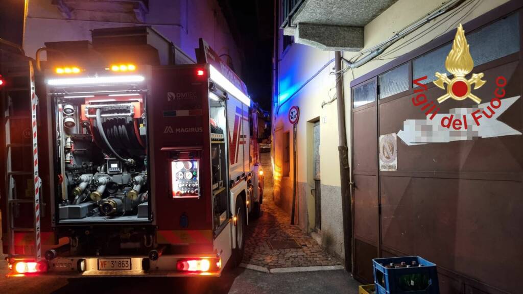 inCendio canna fumaria abitazione di brunate in serata vigili del fuoco tubo per acqua lungo strada