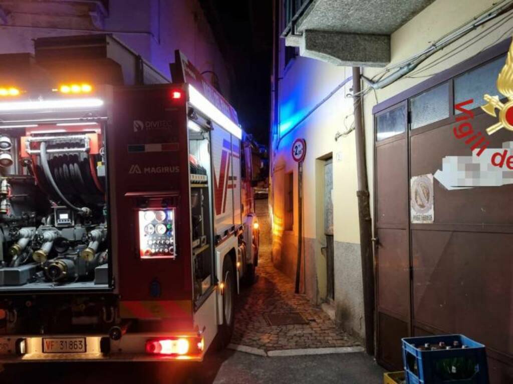 inCendio canna fumaria abitazione di brunate in serata vigili del fuoco tubo per acqua lungo strada