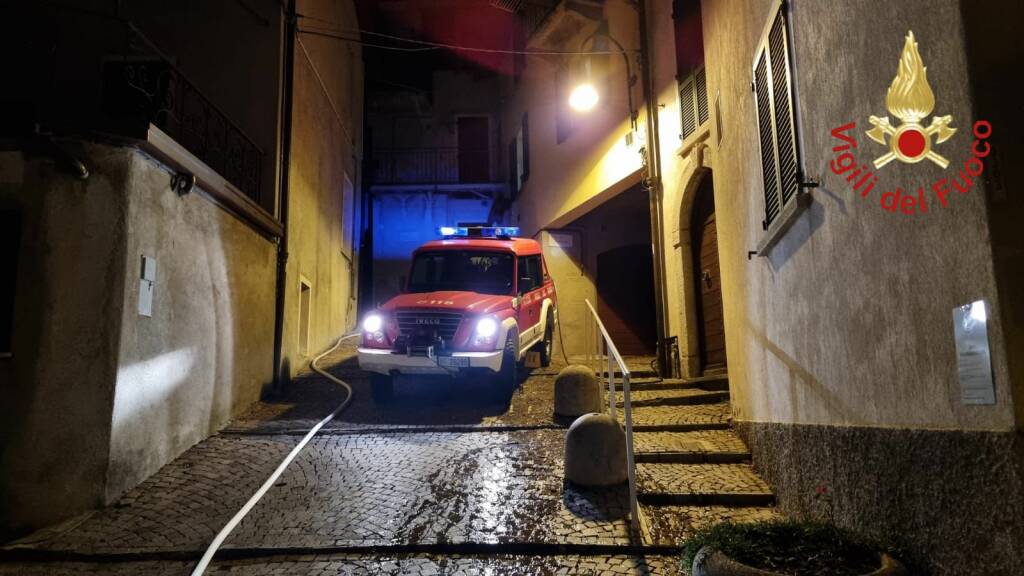 inCendio canna fumaria abitazione di brunate in serata vigili del fuoco tubo per acqua lungo strada