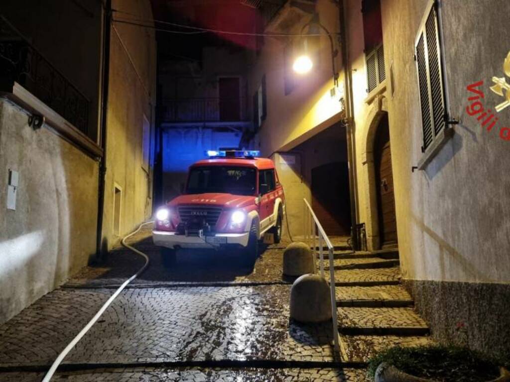 inCendio canna fumaria abitazione di brunate in serata vigili del fuoco tubo per acqua lungo strada