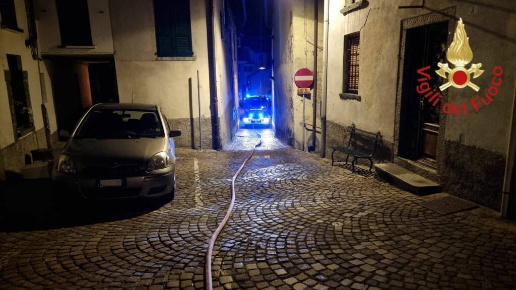 inCendio canna fumaria abitazione di brunate in serata vigili del fuoco tubo per acqua lungo strada