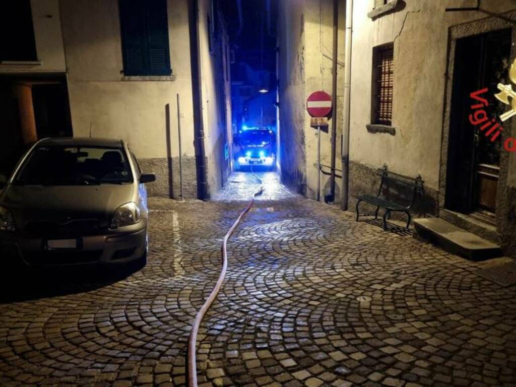 inCendio canna fumaria abitazione di brunate in serata vigili del fuoco tubo per acqua lungo strada