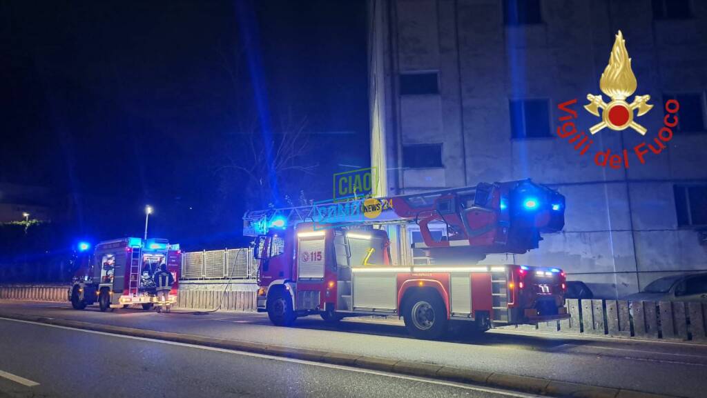 incendio notte ex tiosa como esterno stabile con mezzi vigili del fuoco via grandi