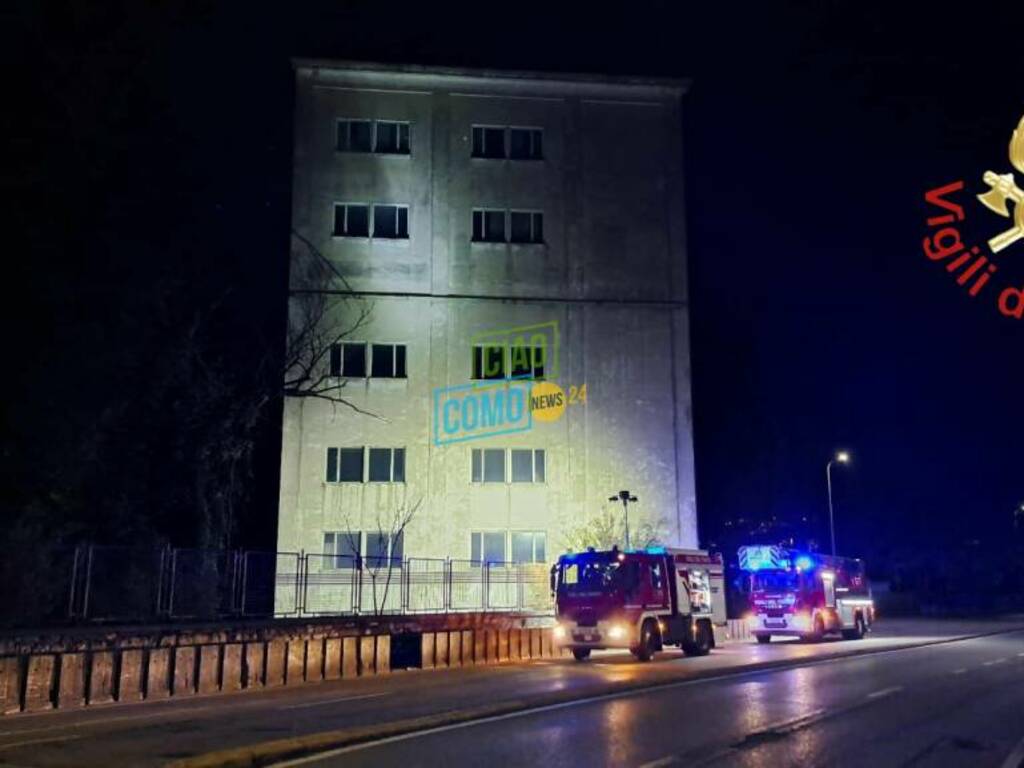 incendio notte ex tiosa como esterno stabile con mezzi vigili del fuoco via grandi