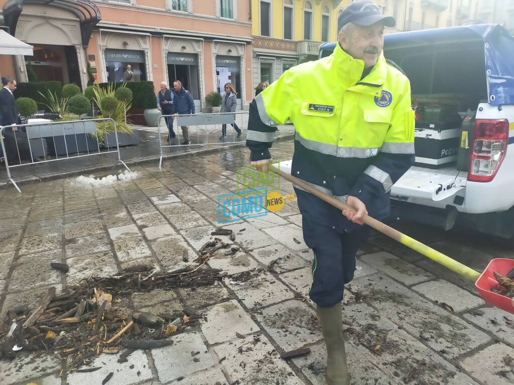 livello del lago di como stamane giorno 2 esondazione detriti transenne livello lago piazza allagata