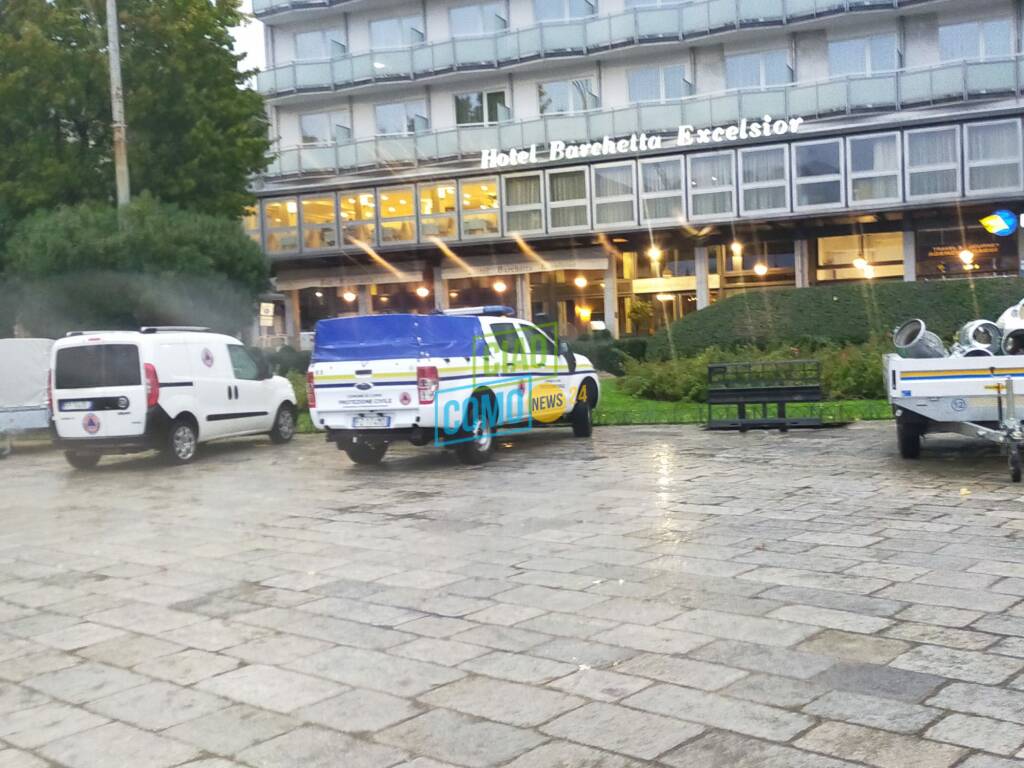 piazza cavour a como allagata per esondazione lago