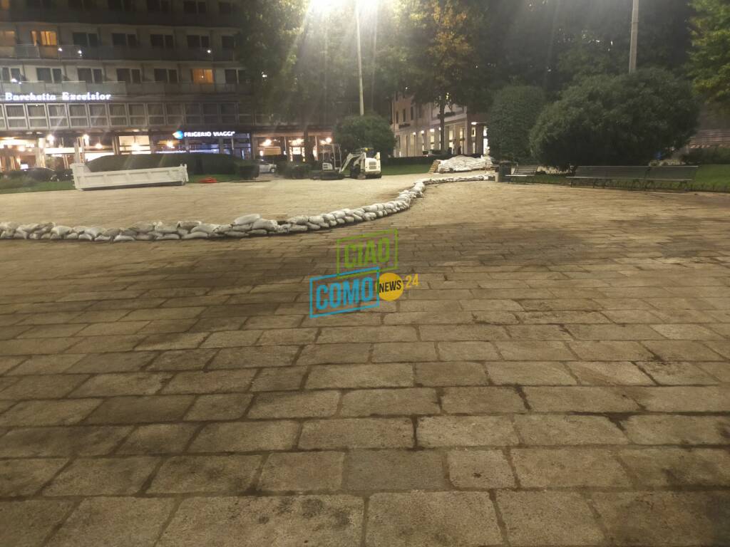 piazza cavour como ripulita dai detriti e senza acqua dopo esondazione