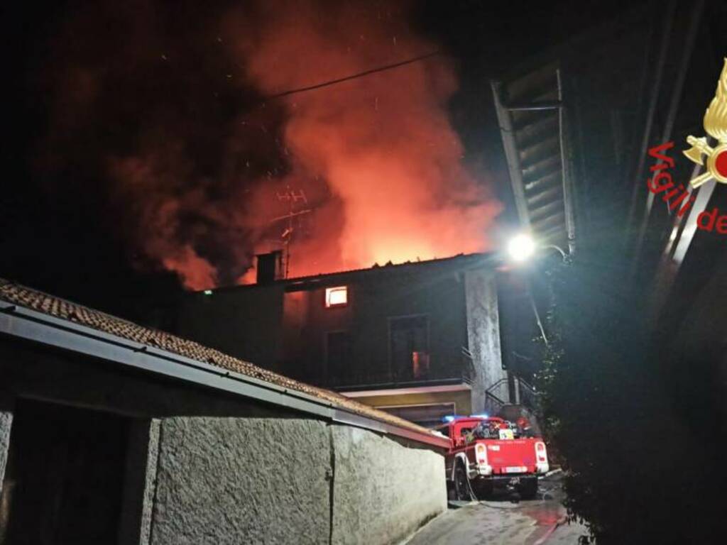 ponna incendio abitazione tetto in fiamme intervebnto vigili del fuoco