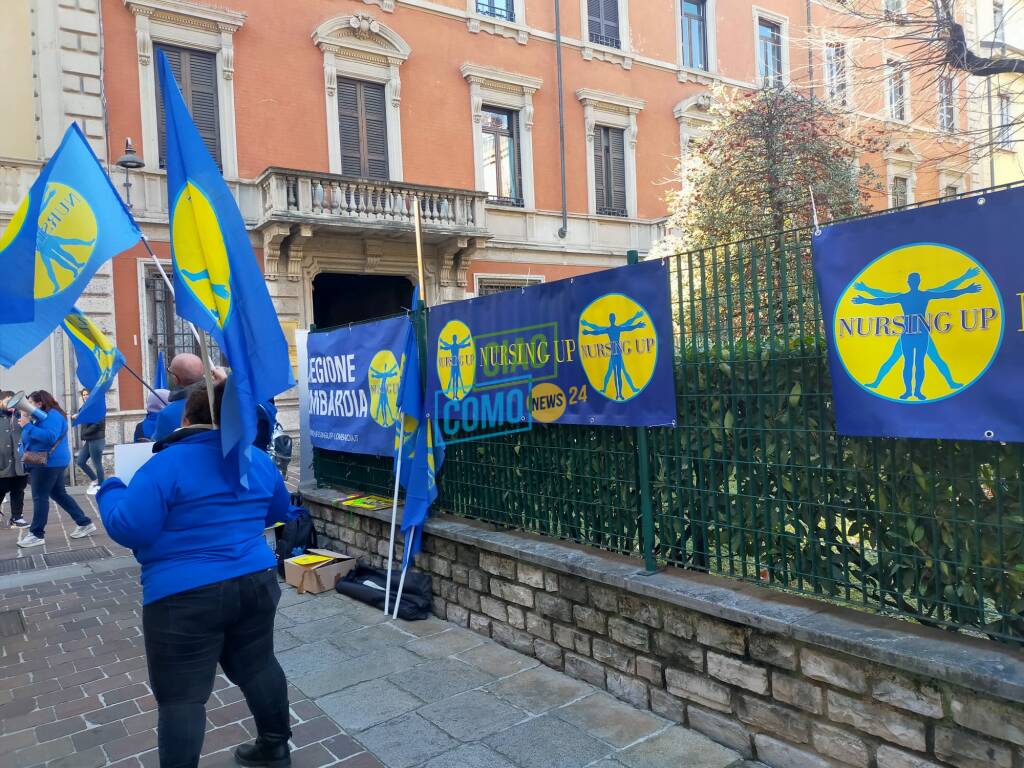 protesta infermieri nursing up esterno prefettura di como