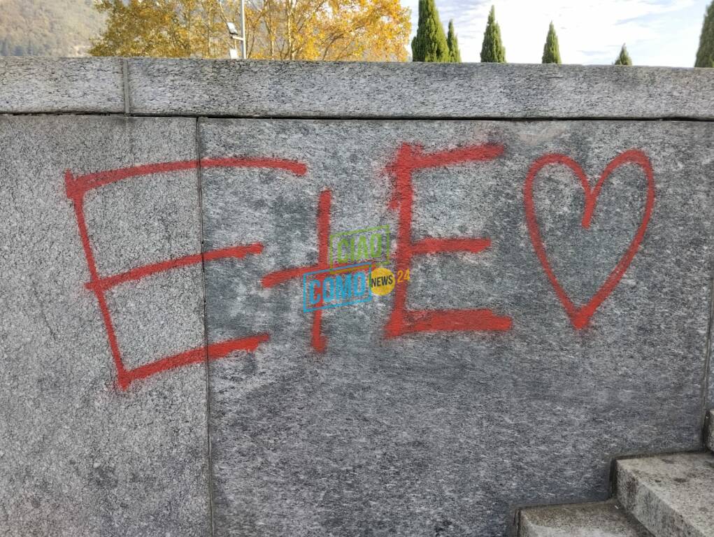 scritte vandali monumento ai caduti di como