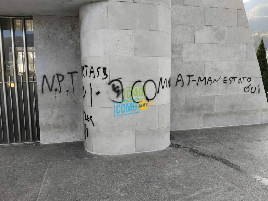 scritte vandali monumento ai caduti di como