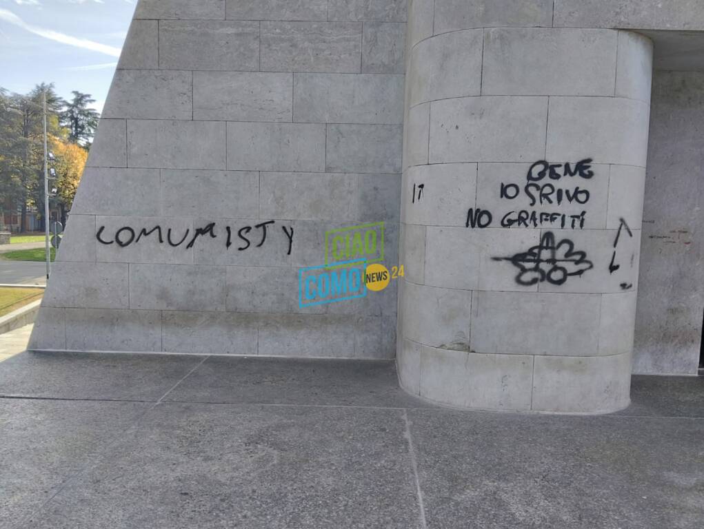 scritte vandali monumento ai caduti di como