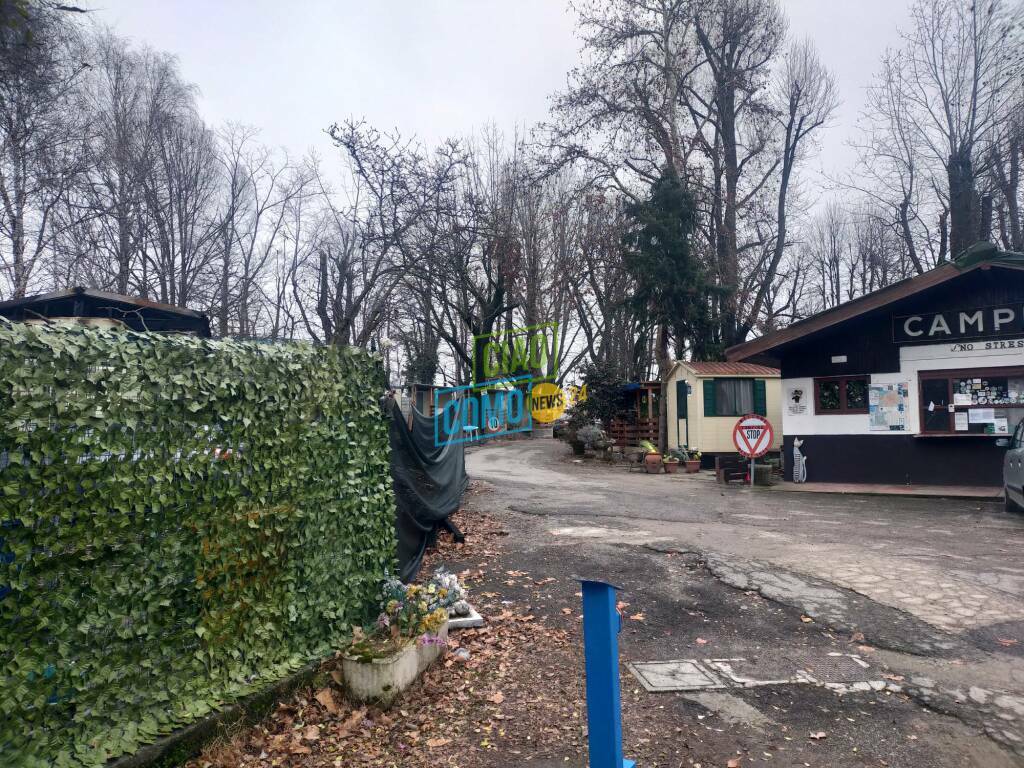 chiusura camping di lazzago lucchetti al cancello di ingresso,