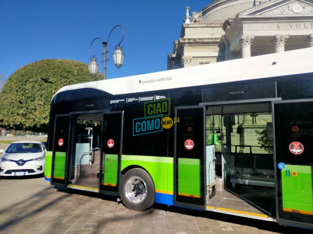 Asf Autolinee presenta i primi due bus elettrici in servizio a Como con presidente, sindaco ed autorità