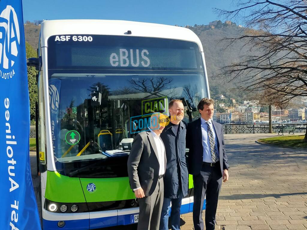 Asf Autolinee presenta i primi due bus elettrici in servizio a Como con presidente, sindaco ed autorità