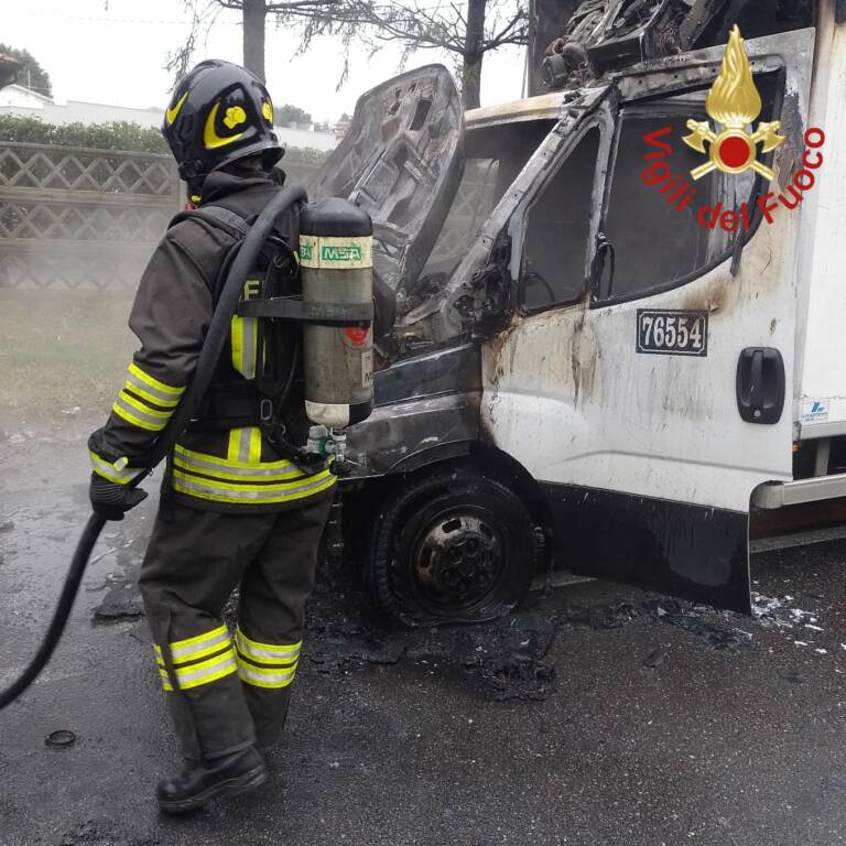 incendio furgone appiano gentile intervento dei vigili del fuoco per spegnere fiamme