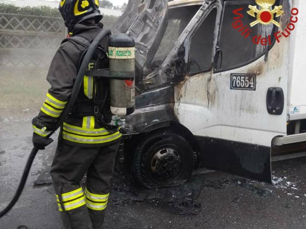 incendio furgone appiano gentile intervento dei vigili del fuoco per spegnere fiamme