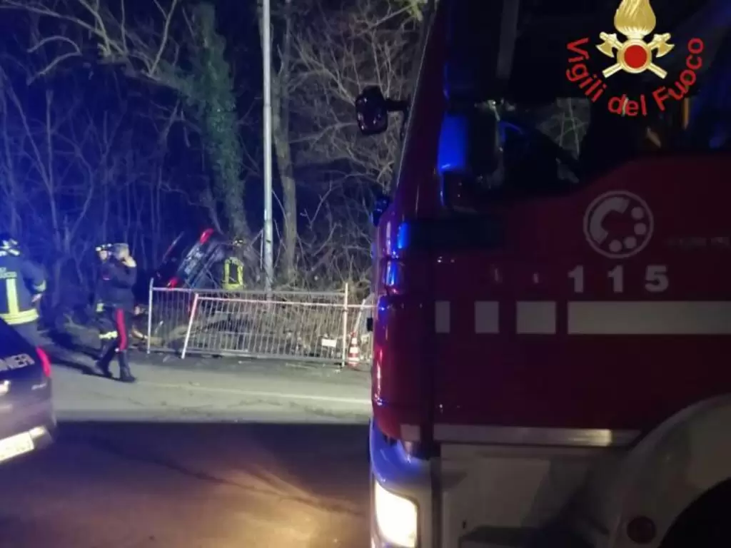 Esce di strada e distrugge la campana del vetro. Poi un altro incidente  mentre è in corso la pulizia