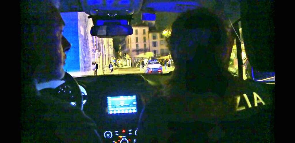 interno auto polizia notte centro como