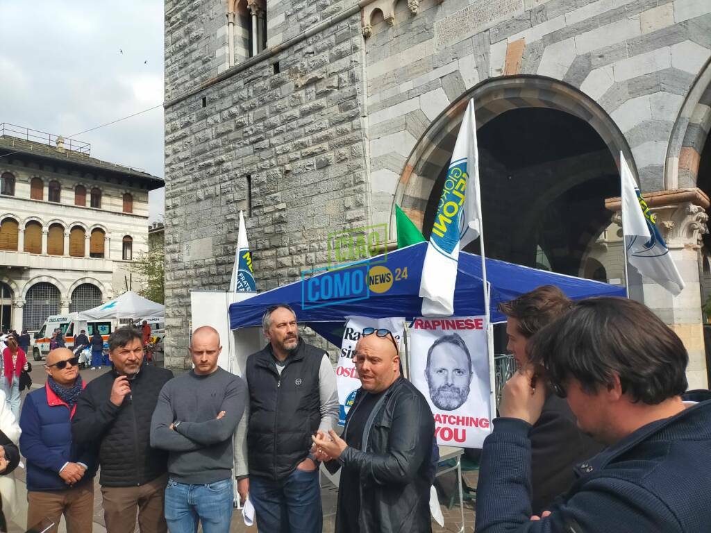 gazebo fratelli d'italia a como oggi per attaccare sindaco Rapinese