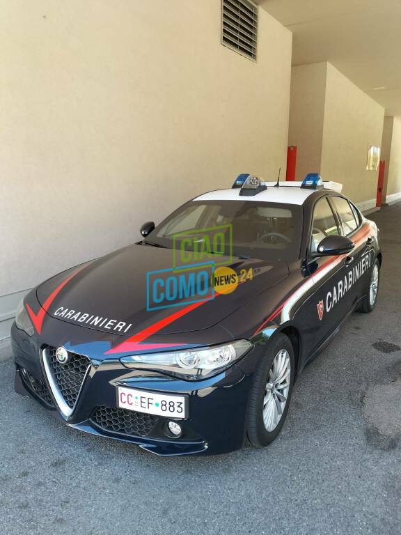 carabinieri esterno pronto soccorso sant'anna di san fermo auto fuori pronto soccorso