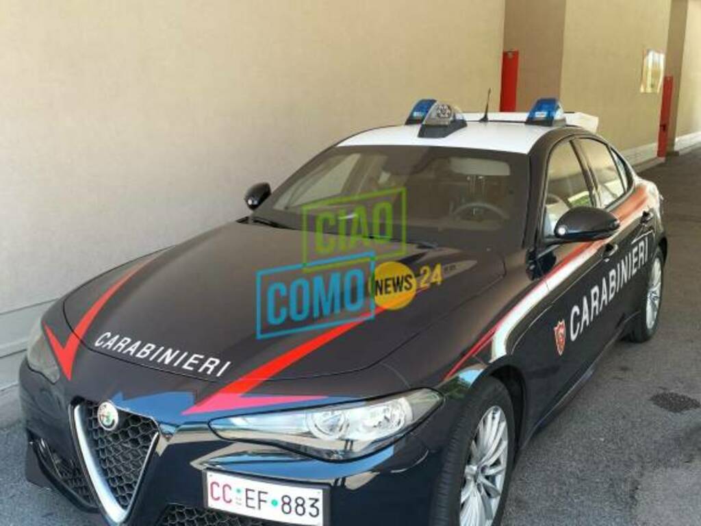 carabinieri esterno pronto soccorso sant'anna di san fermo auto fuori pronto soccorso