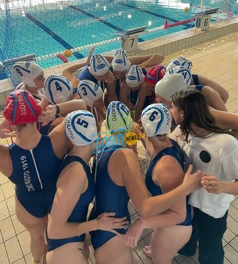 rane rosa a bordo vasca prima della partita pallanuoto a1 donne