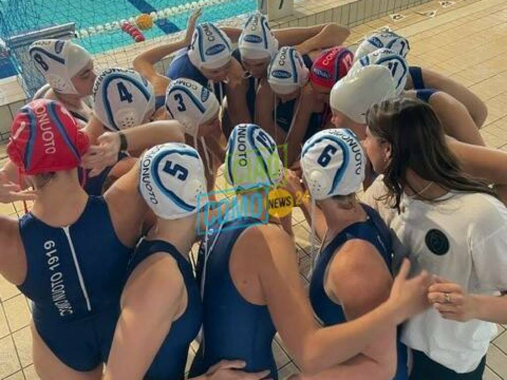 rane rosa a bordo vasca prima della partita pallanuoto a1 donne