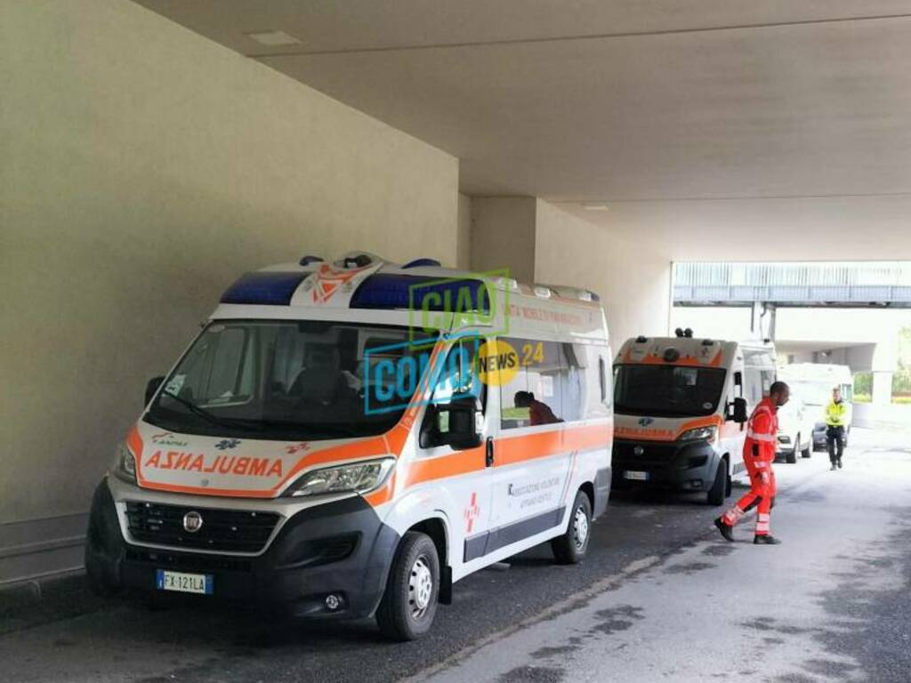 ambulanza esterno pronto soccorso del sant'anna di san fermo generico poer ricovero