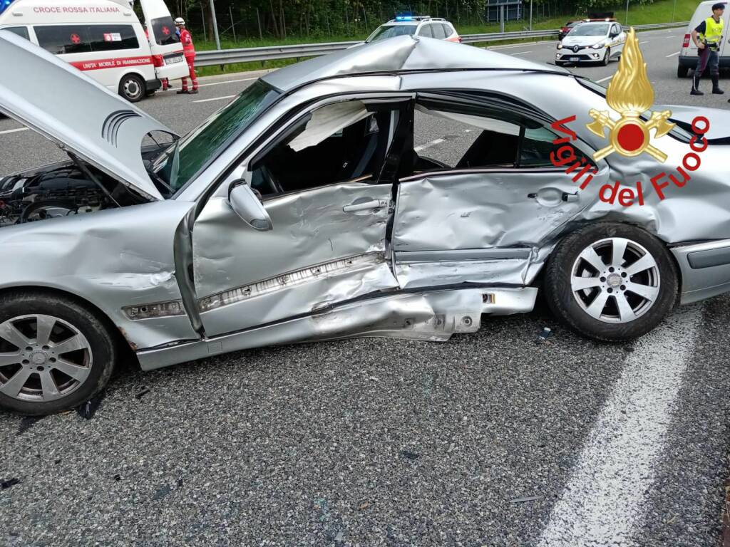 incidente a9 scontro tra auto cadorago e fino auto coivnolte soccorsi elicottero su autostrada