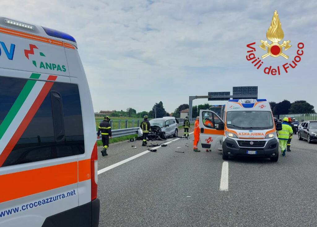 incidente autostrada dei laghi lomazzo scontro tra auto soccorsi 118 vigili del fuoco