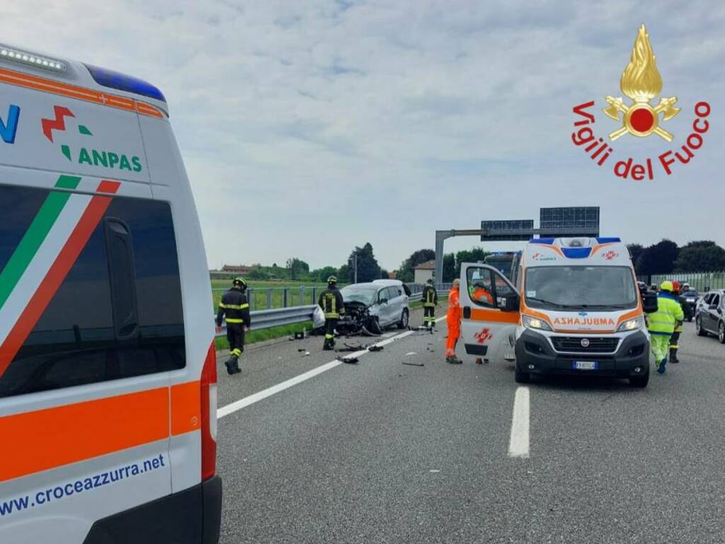 incidente autostrada dei laghi lomazzo scontro tra auto soccorsi 118 vigili del fuoco