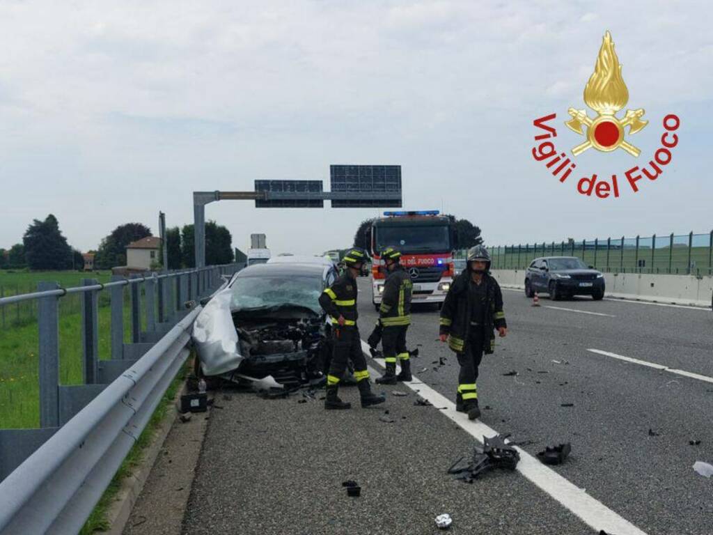 incidente autostrada dei laghi lomazzo scontro tra auto soccorsi 118 vigili del fuoco